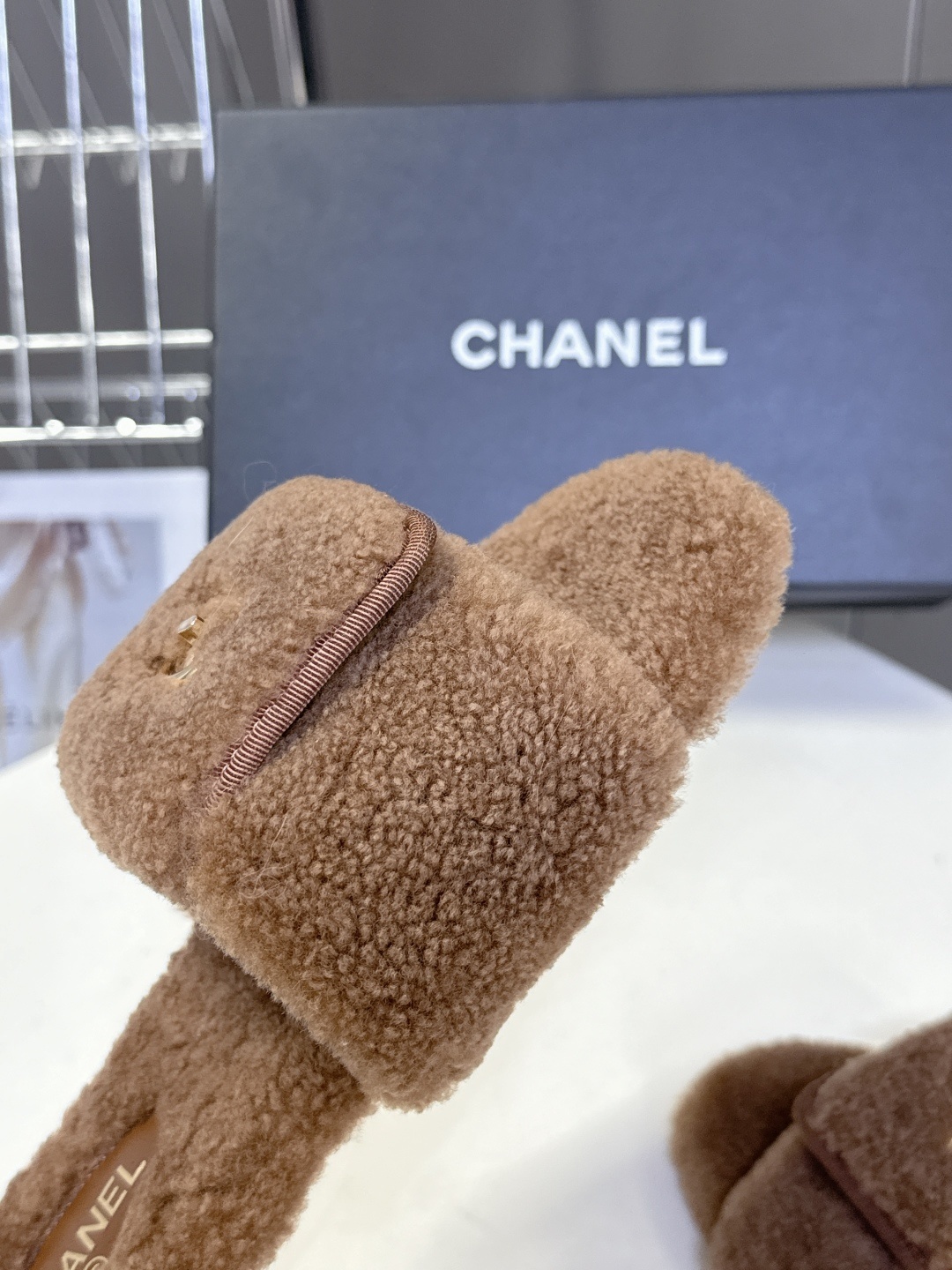 香奈儿CHANEL秋冬最新款双C毛拖~ 超多明星网红种草 这双毛拖也是好好看 设计细节感拉满 经典双C图