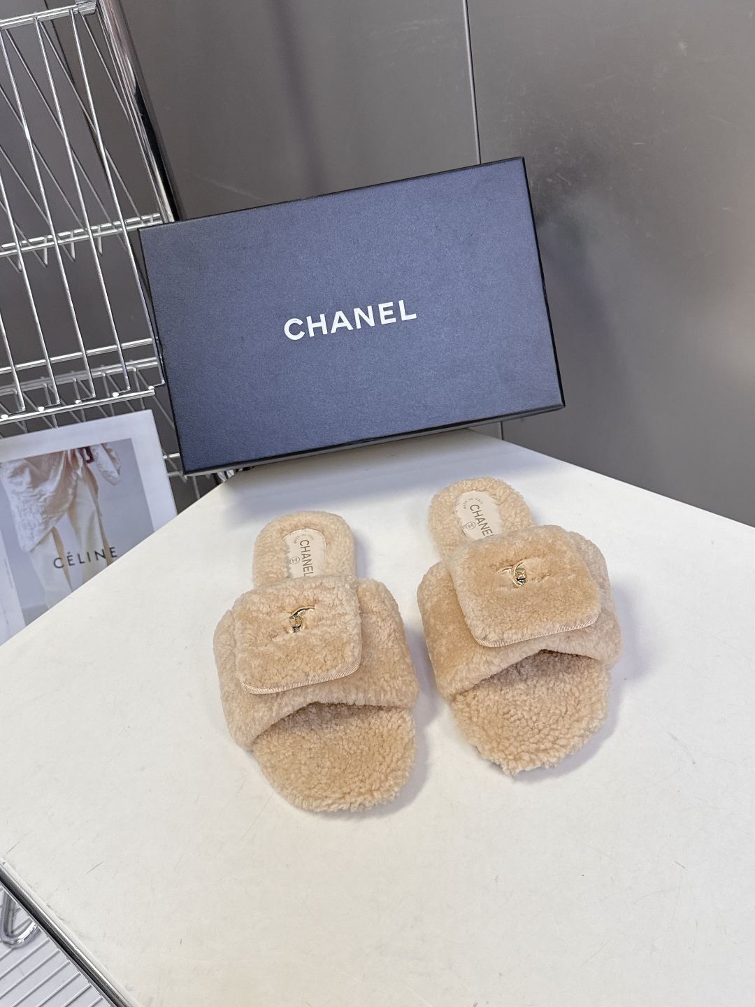 香奈儿CHANEL秋冬最新款双C毛拖～ 超多明星网红种草 这双毛拖也是好好看 设计细节感拉满 经典双C图