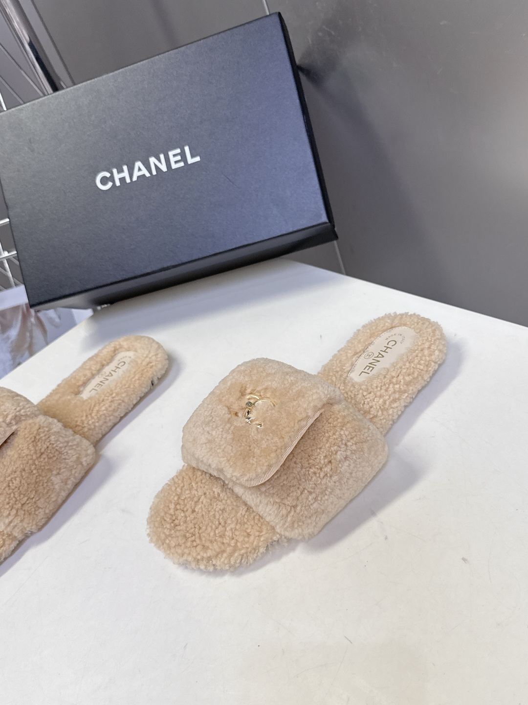香奈儿CHANEL秋冬最新款双C毛拖～ 超多明星网红种草 这双毛拖也是好好看 设计细节感拉满 经典双C图