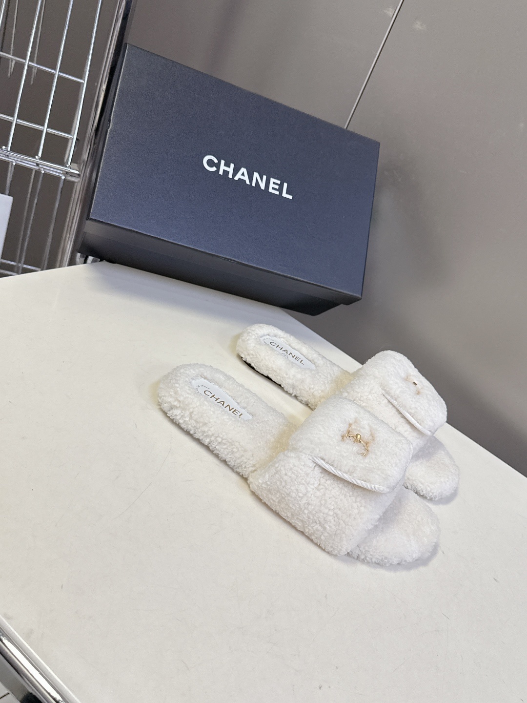 香奈儿CHANEL秋冬最新款双C毛拖~ 超多明星网红种草 这双毛拖也是好好看 设计细节感拉满 经典双C图