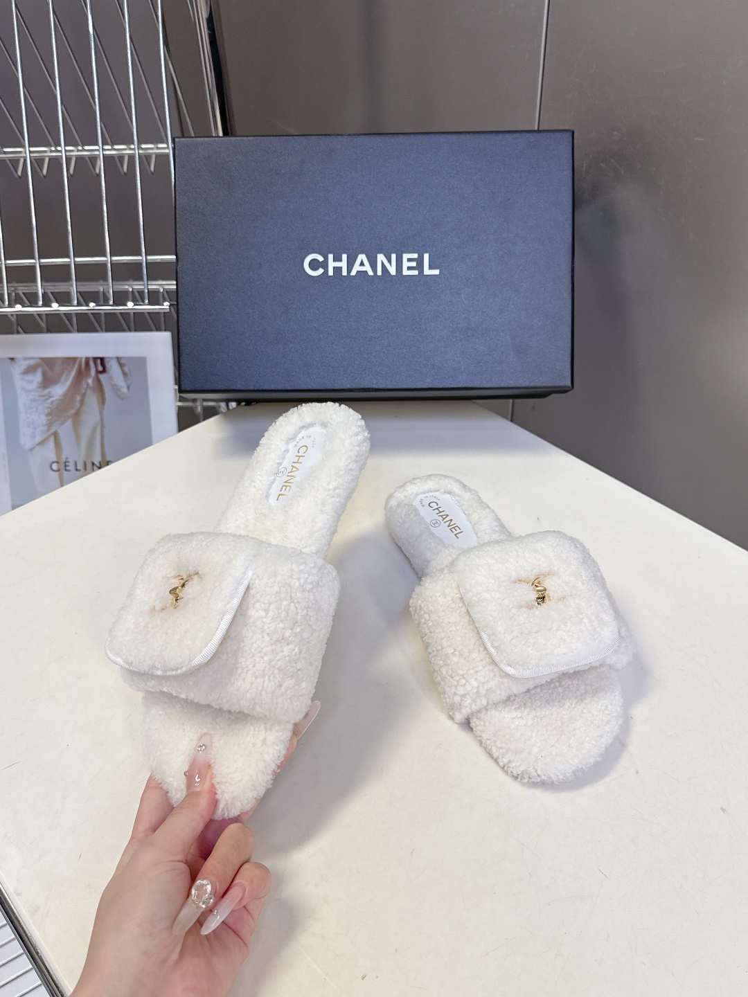 香奈儿CHANEL秋冬最新款双C毛拖~ 超多明星网红种草 这双毛拖也是好好看 设计细节感拉满 经典双C图