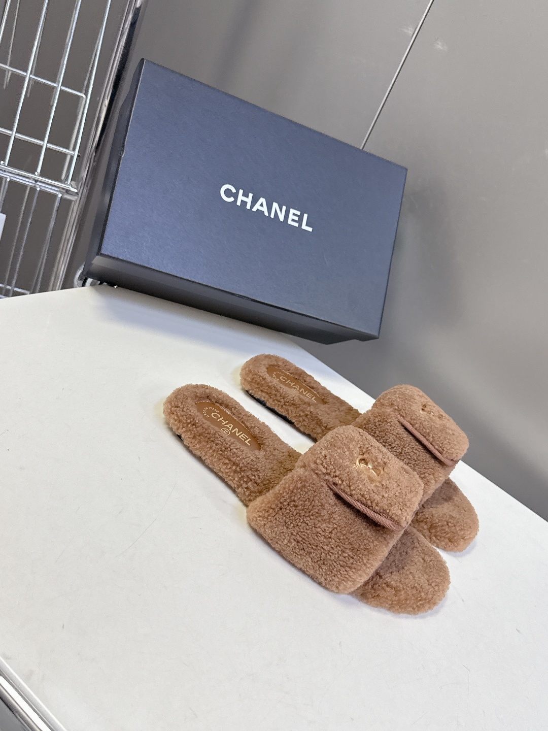 香奈儿CHANEL秋冬最新款双C毛拖~ 超多明星网红种草 这双毛拖也是好好看 设计细节感拉满 经典双C图