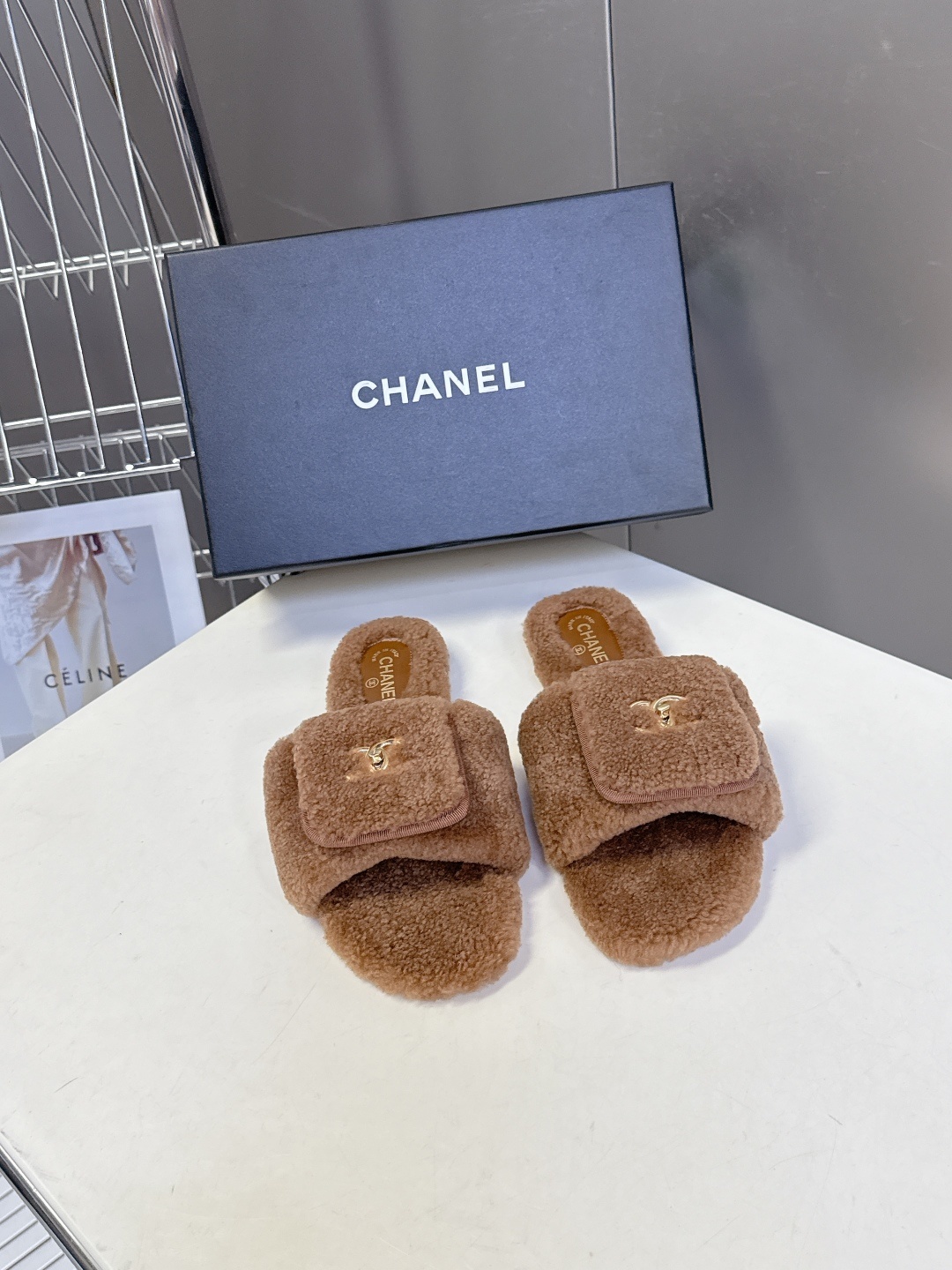 香奈儿CHANEL秋冬最新款双C毛拖~ 超多明星网红种草 这双毛拖也是好好看 设计细节感拉满 经典双C图