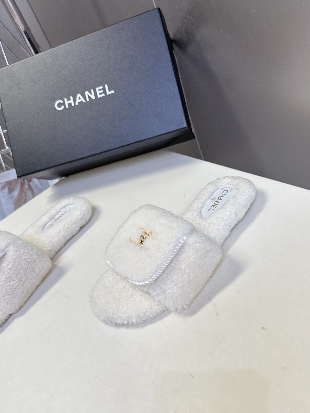 香奈儿CHANEL秋冬最新款双C毛拖~ 超多明星网红种草 这双毛拖也是好好看 设计细节感拉满 经典双C图