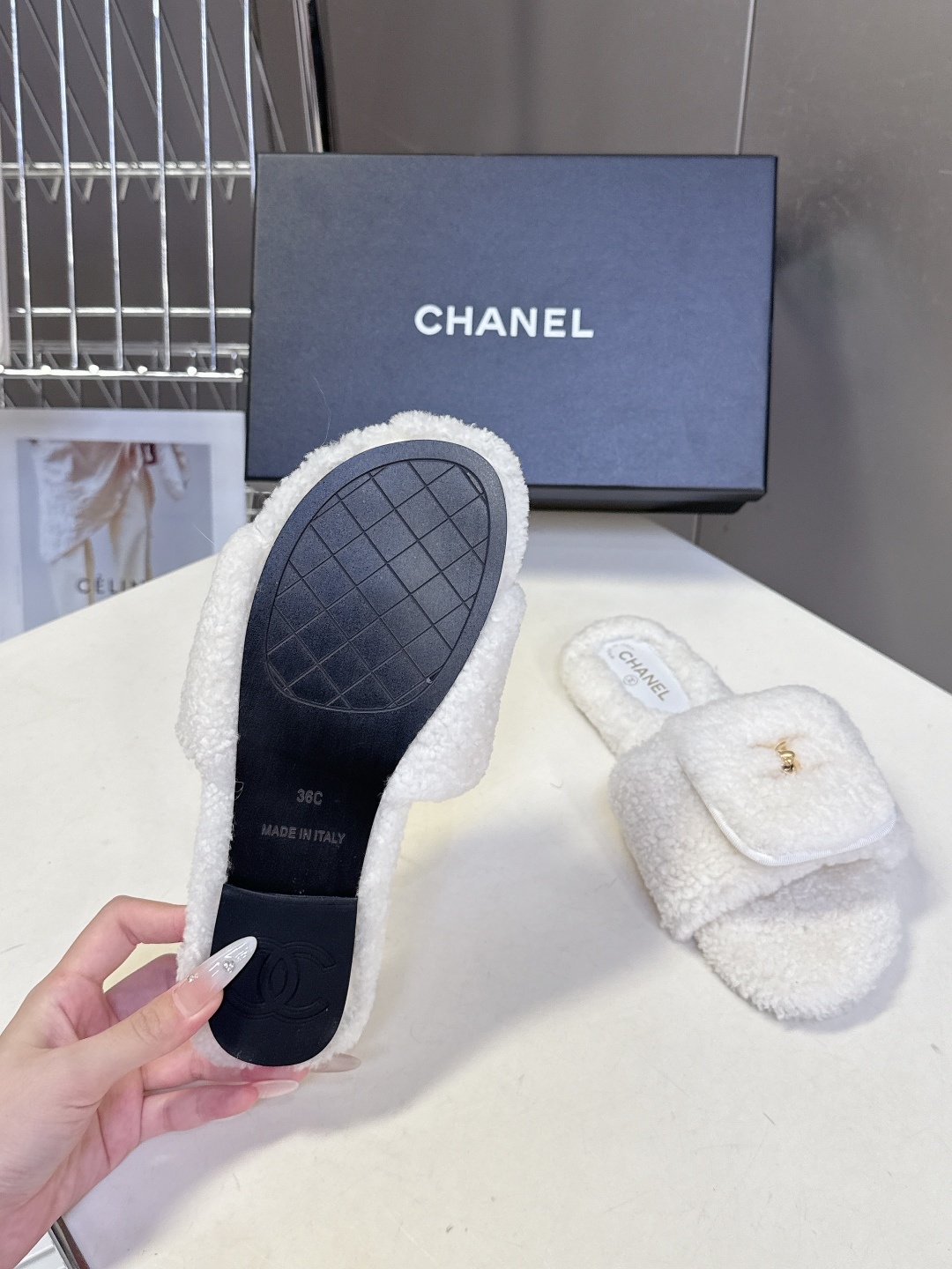 香奈儿CHANEL秋冬最新款双C毛拖~ 超多明星网红种草 这双毛拖也是好好看 设计细节感拉满 经典双C图