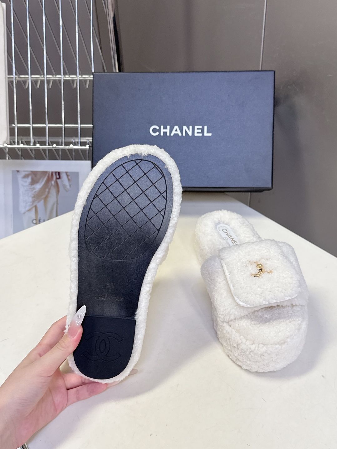 香奈儿CHANEL秋冬最新款双C毛拖～ 超多明星网红种草 这双毛拖也是好好看 设计细节感拉满 经典双C图