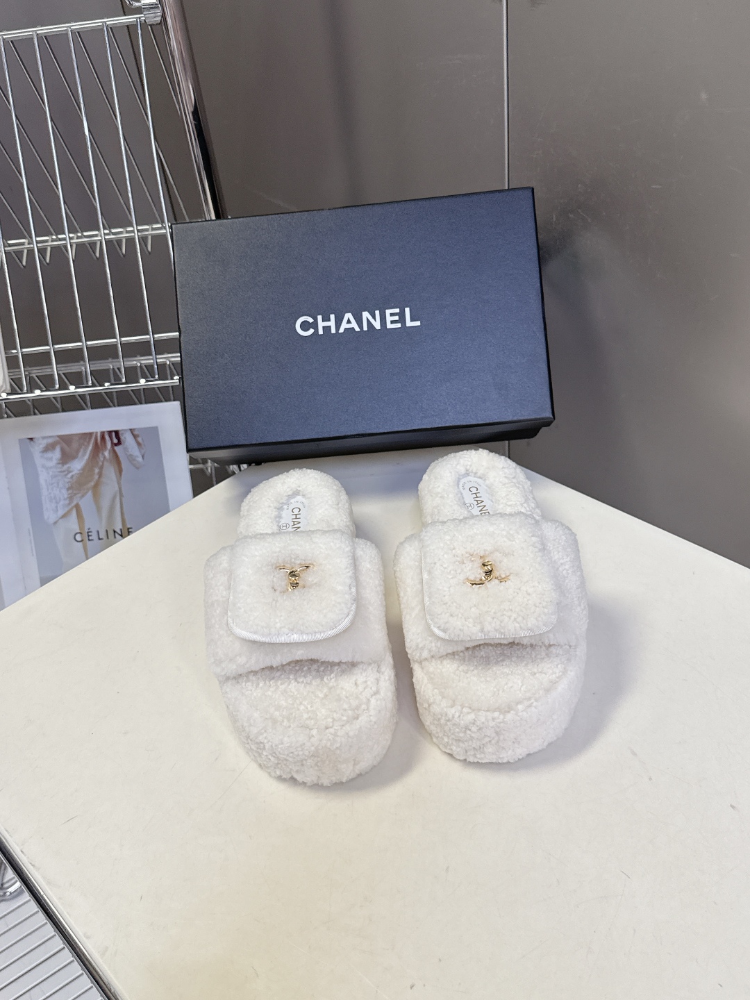 香奈儿CHANEL秋冬最新款双C毛拖～ 超多明星网红种草 这双毛拖也是好好看 设计细节感拉满 经典双C图