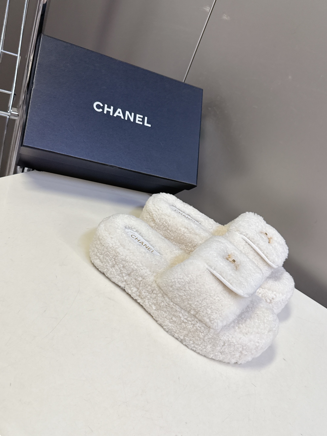 香奈儿CHANEL秋冬最新款双C毛拖～ 超多明星网红种草 这双毛拖也是好好看 设计细节感拉满 经典双C图