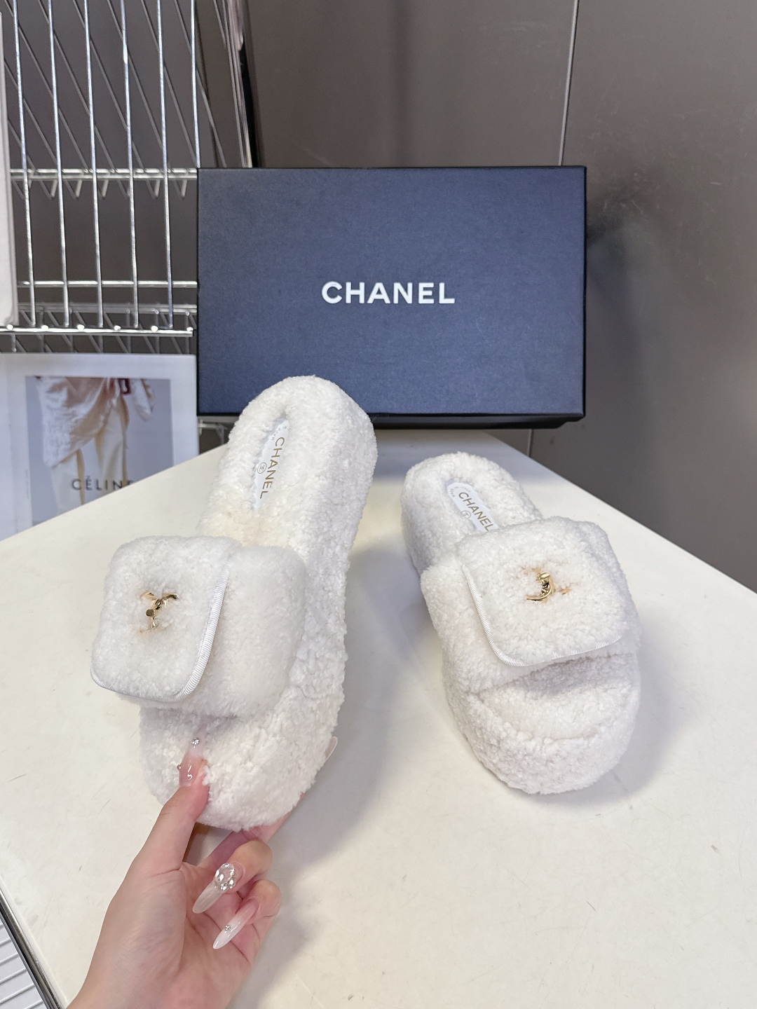 香奈儿CHANEL秋冬最新款双C毛拖～ 超多明星网红种草 这双毛拖也是好好看 设计细节感拉满 经典双C图