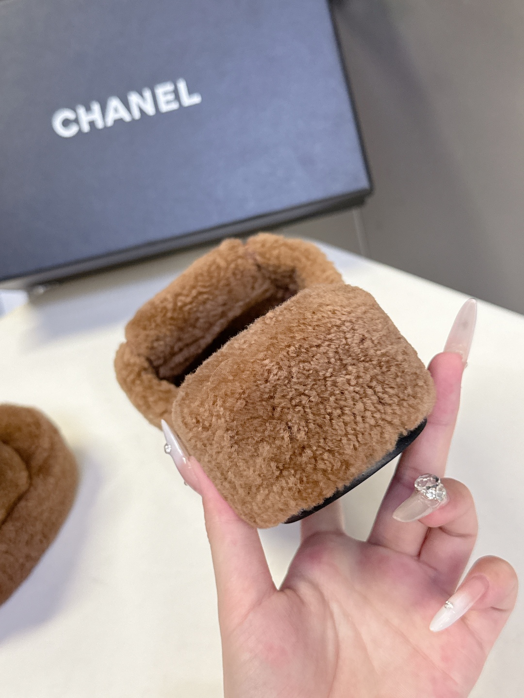 香奈儿CHANEL秋冬最新款双C毛拖～ 超多明星网红种草 这双毛拖也是好好看 设计细节感拉满 经典双C图