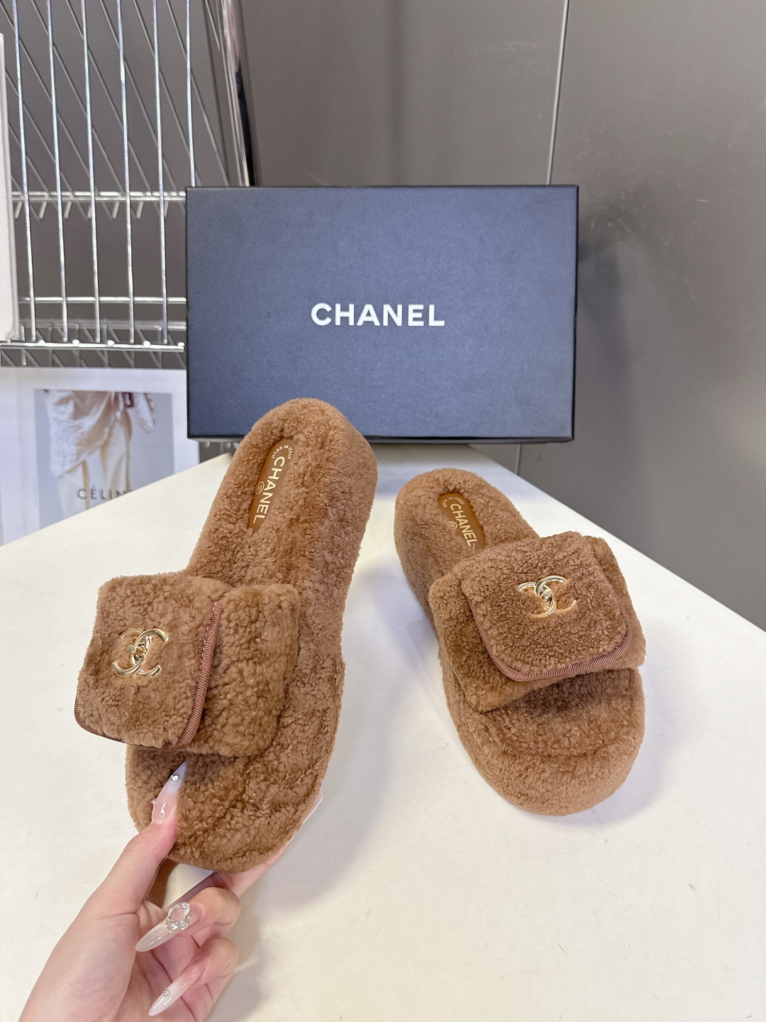 香奈儿CHANEL秋冬最新款双C毛拖～ 超多明星网红种草 这双毛拖也是好好看 设计细节感拉满 经典双C图