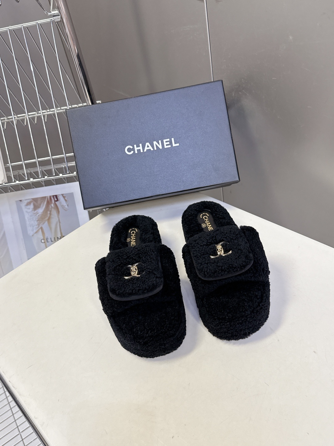 香奈儿CHANEL秋冬最新款双C毛拖~ 超多明星网红种草 这双毛拖也是好好看 设计细节感拉满 经典双C图