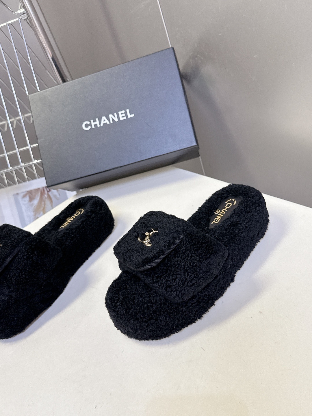 香奈儿CHANEL秋冬最新款双C毛拖~ 超多明星网红种草 这双毛拖也是好好看 设计细节感拉满 经典双C图