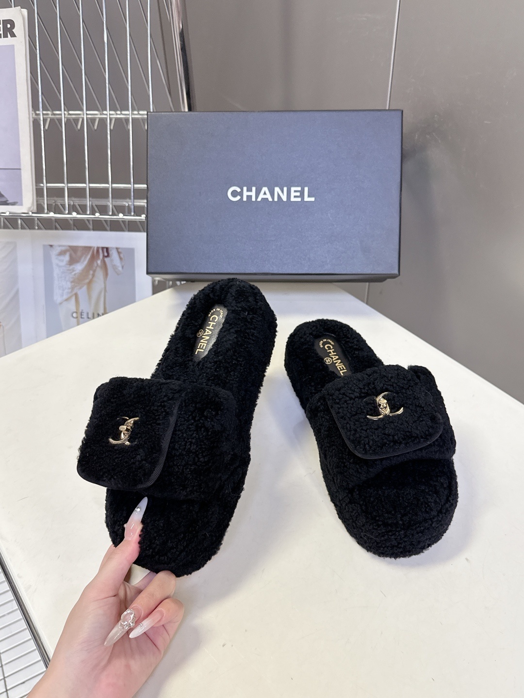 香奈儿CHANEL秋冬最新款双C毛拖~ 超多明星网红种草 这双毛拖也是好好看 设计细节感拉满 经典双C图