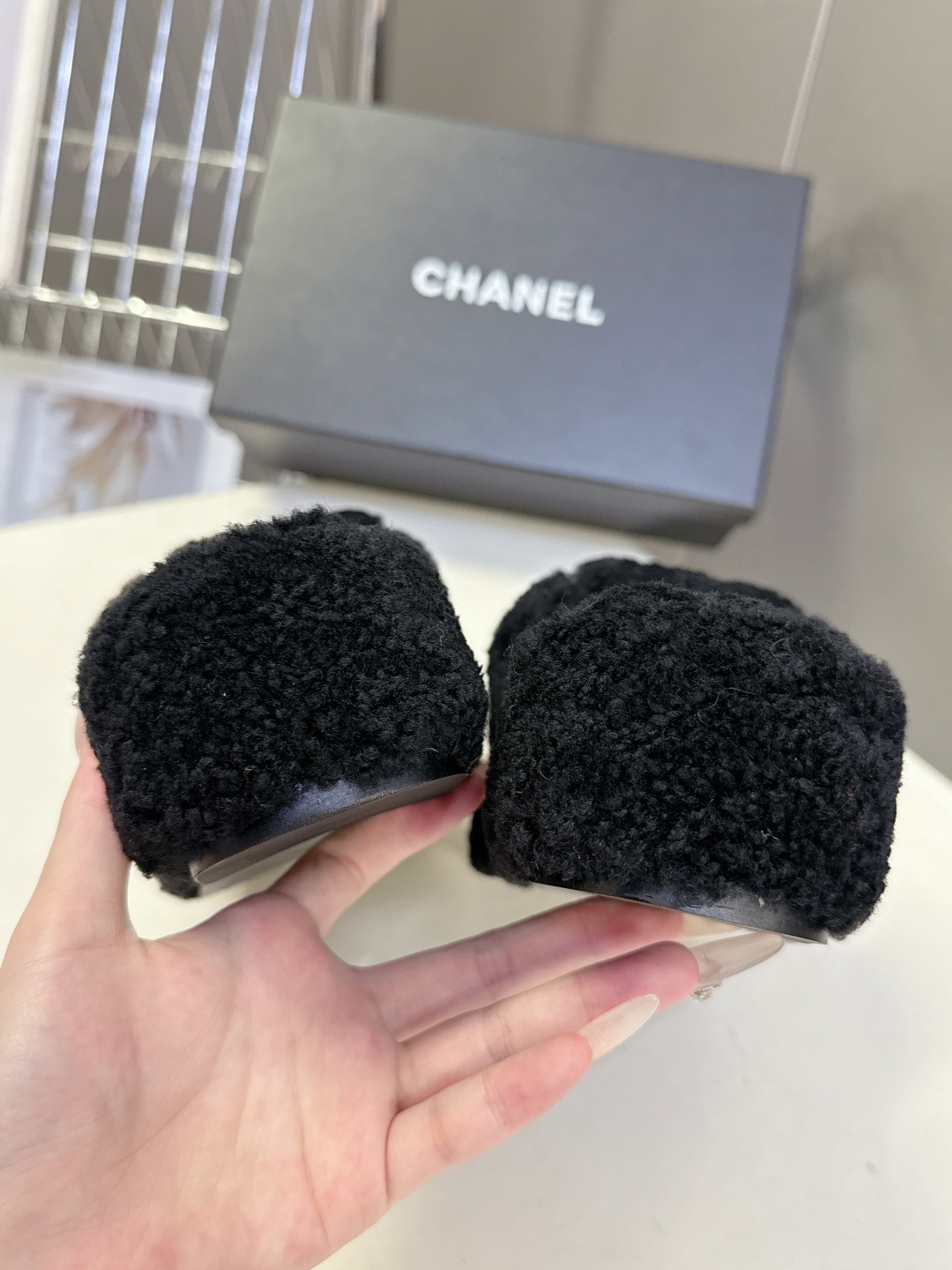 香奈儿CHANEL秋冬最新款双C毛拖~ 超多明星网红种草 这双毛拖也是好好看 设计细节感拉满 经典双C图