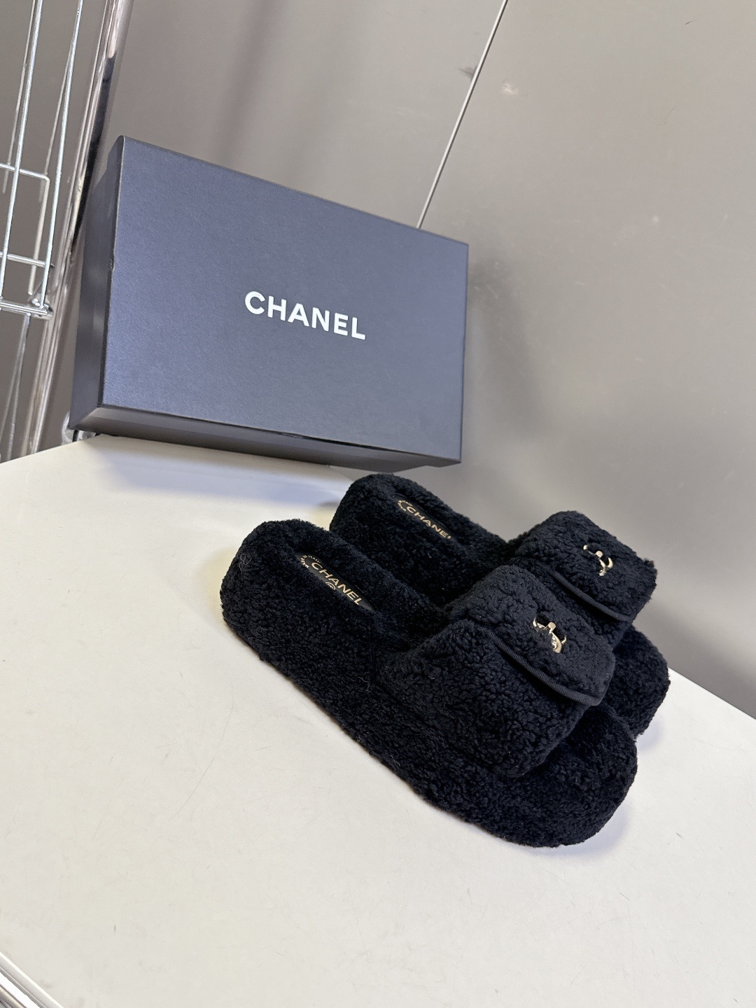 香奈儿CHANEL秋冬最新款双C毛拖~ 超多明星网红种草 这双毛拖也是好好看 设计细节感拉满 经典双C图