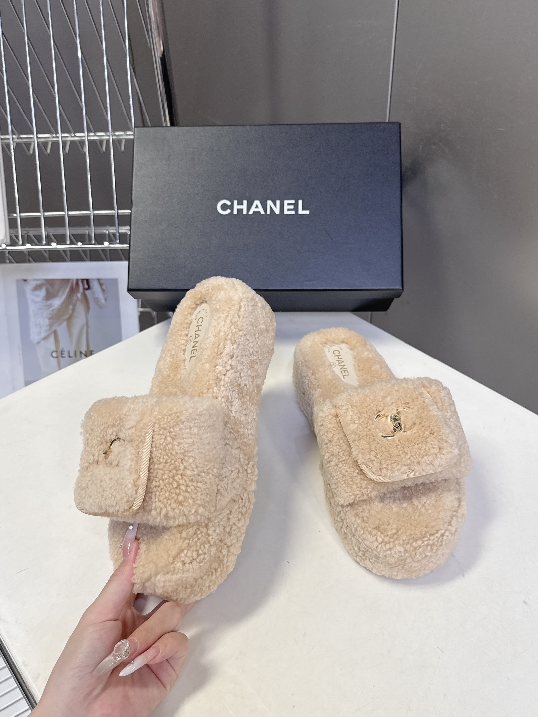 香奈儿CHANEL秋冬最新款双C毛拖～ 超多明星网红种草 这双毛拖也是好好看 设计细节感拉满 经典双C图