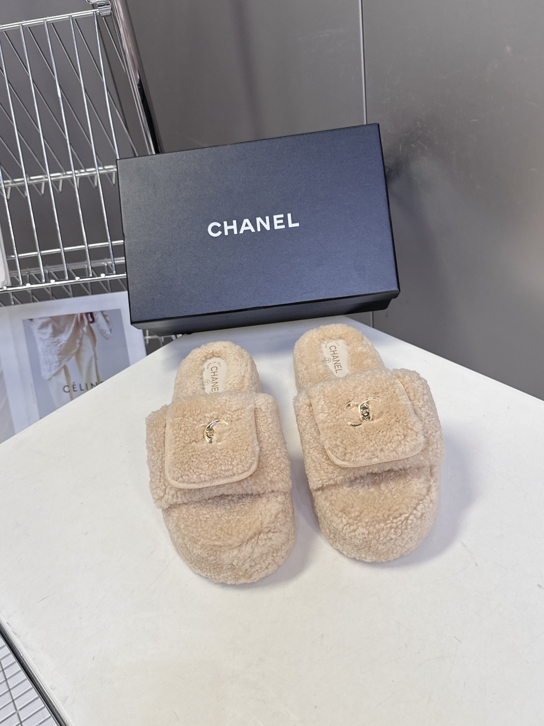 香奈儿CHANEL秋冬最新款双C毛拖～ 超多明星网红种草 这双毛拖也是好好看 设计细节感拉满 经典双C图