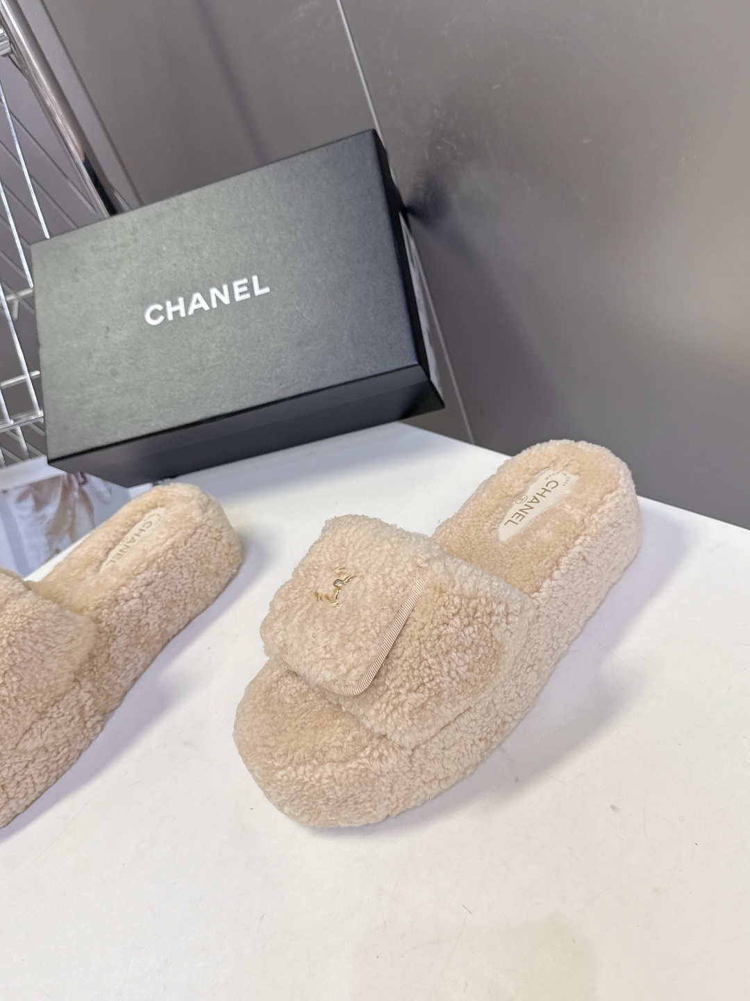 香奈儿CHANEL秋冬最新款双C毛拖～ 超多明星网红种草 这双毛拖也是好好看 设计细节感拉满 经典双C图