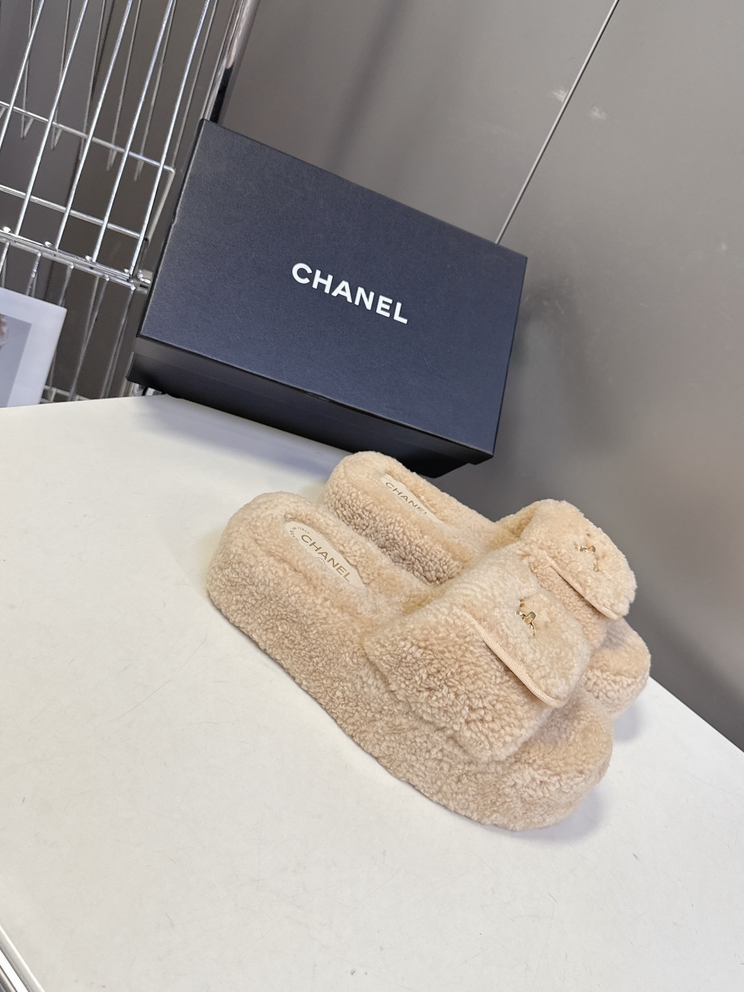 香奈儿CHANEL秋冬最新款双C毛拖～ 超多明星网红种草 这双毛拖也是好好看 设计细节感拉满 经典双C图