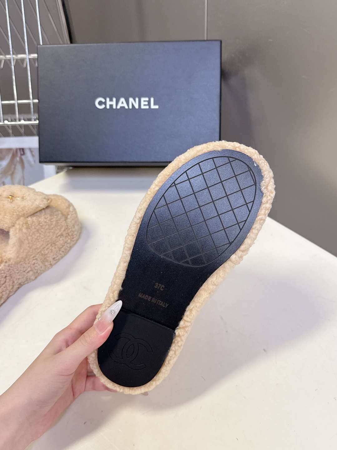 香奈儿CHANEL秋冬最新款双C毛拖～ 超多明星网红种草 这双毛拖也是好好看 设计细节感拉满 经典双C图