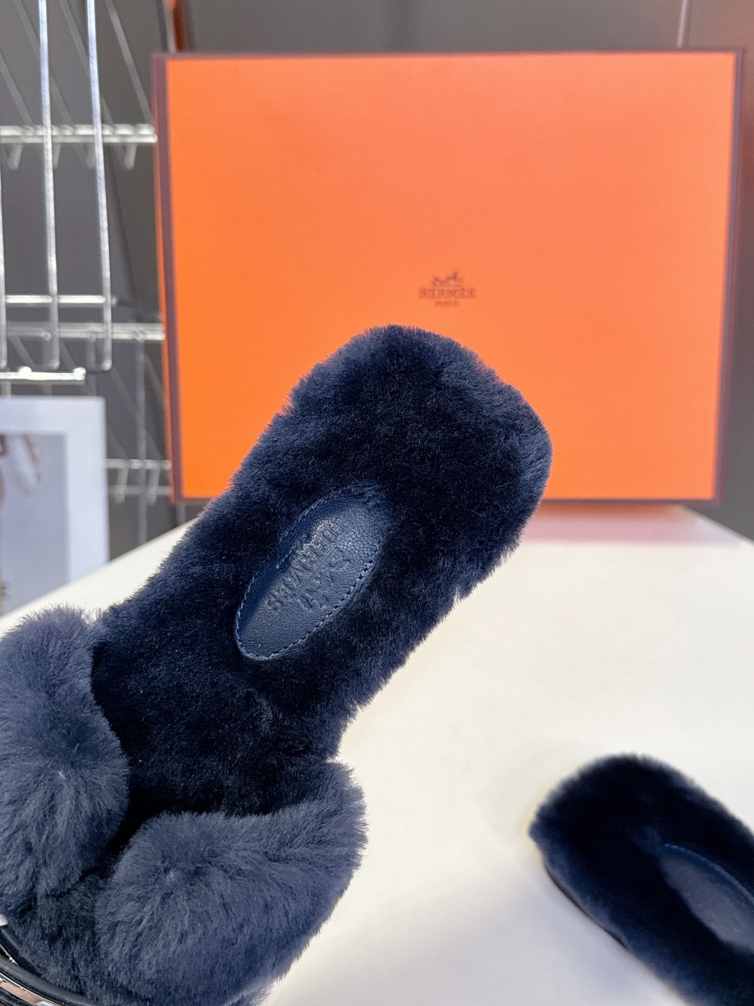 Hermes爱马仕经典kelly扣H拖 高定版本 经典常青树系列单品 面料 ：皮毛一体🐑毛 包中底料 ：