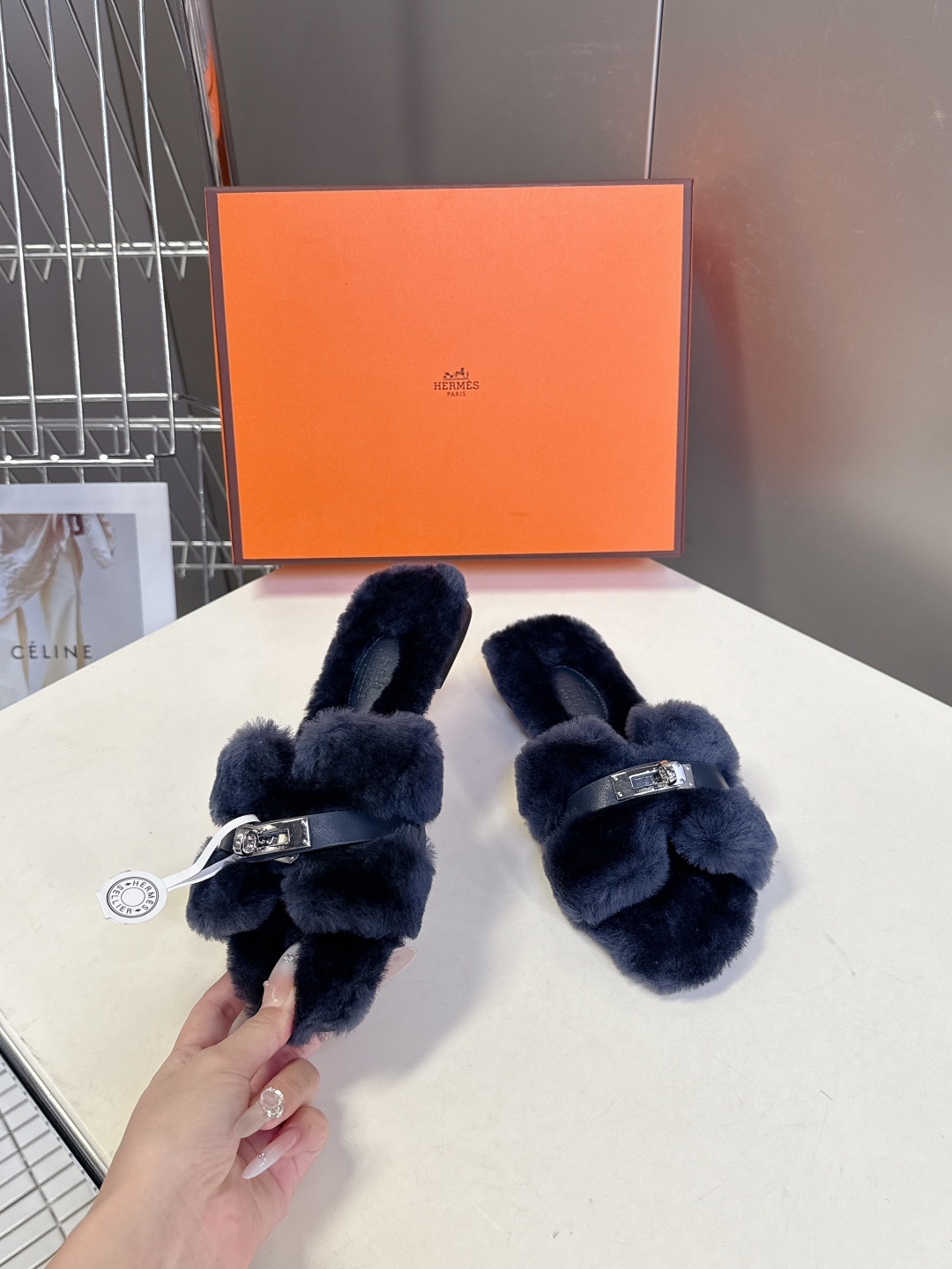 Hermes爱马仕经典kelly扣H拖 高定版本 经典常青树系列单品 面料 ：皮毛一体🐑毛 包中底料 ：