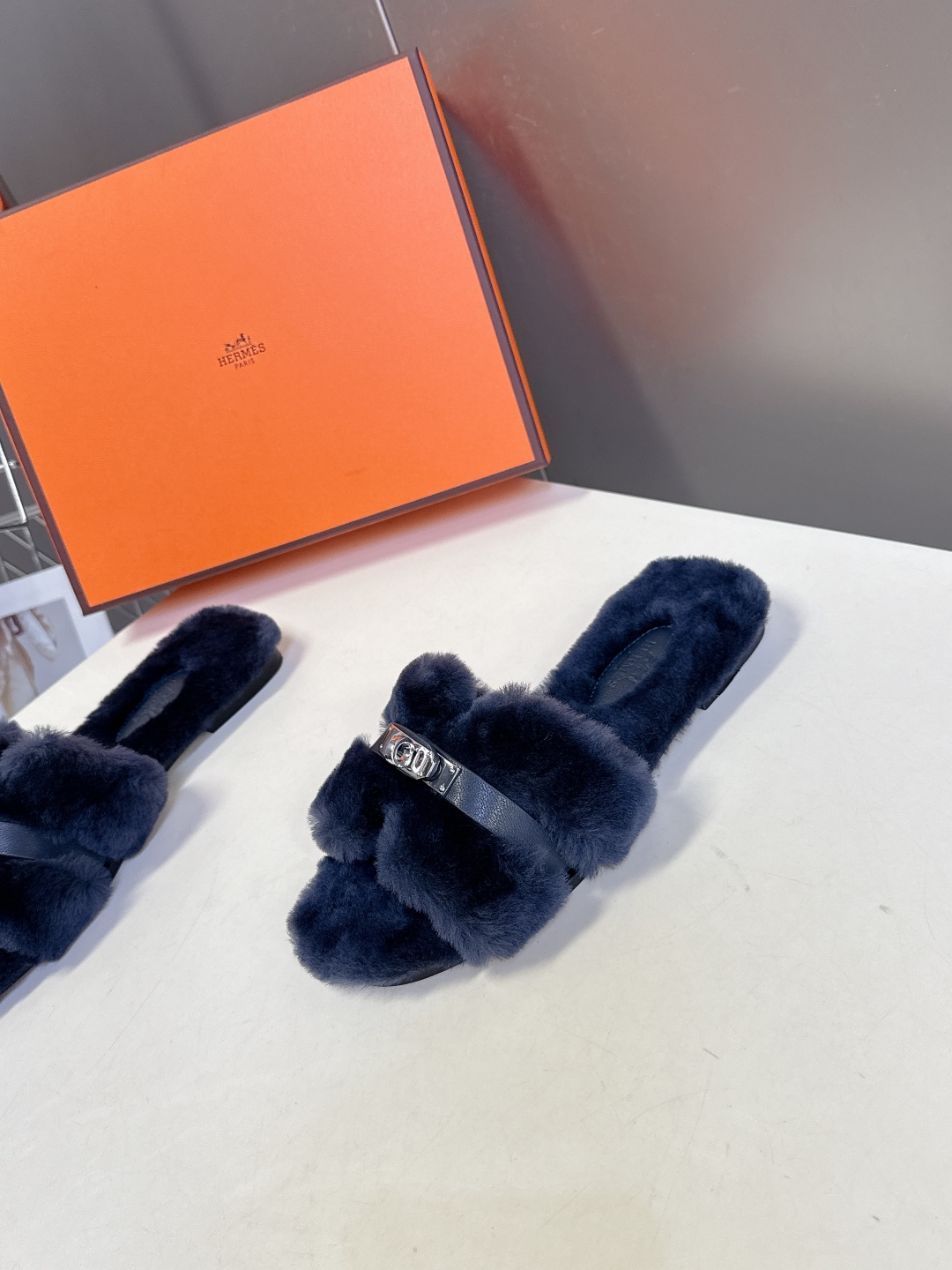 Hermes爱马仕经典kelly扣H拖 高定版本 经典常青树系列单品 面料 ：皮毛一体🐑毛 包中底料 ：