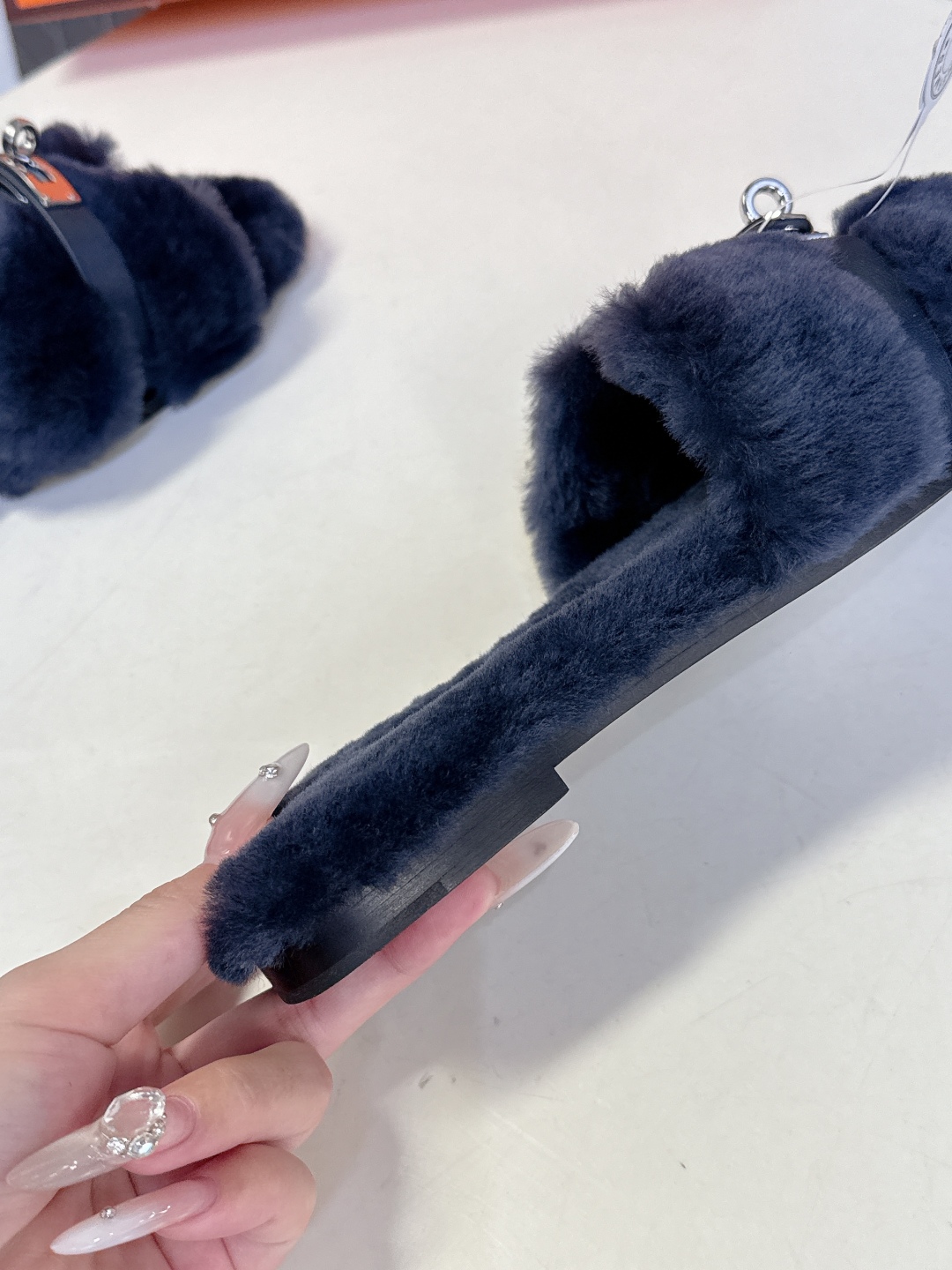 Hermes爱马仕经典kelly扣H拖 高定版本 经典常青树系列单品 面料 ：皮毛一体🐑毛 包中底料 ：
