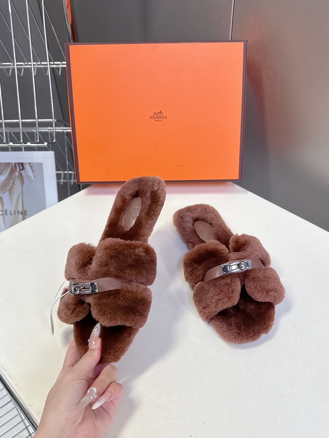 Hermes爱马仕经典kelly扣H拖 高定版本 经典常青树系列单品 面料 ：皮毛一体🐑毛 包中底料 ：