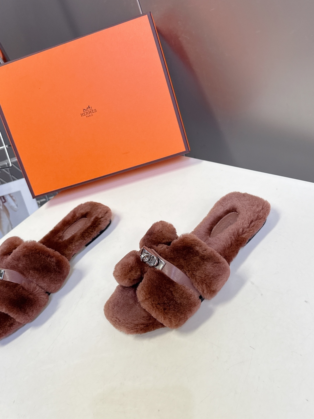 Hermes爱马仕经典kelly扣H拖 高定版本 经典常青树系列单品 面料 ：皮毛一体🐑毛 包中底料 ：