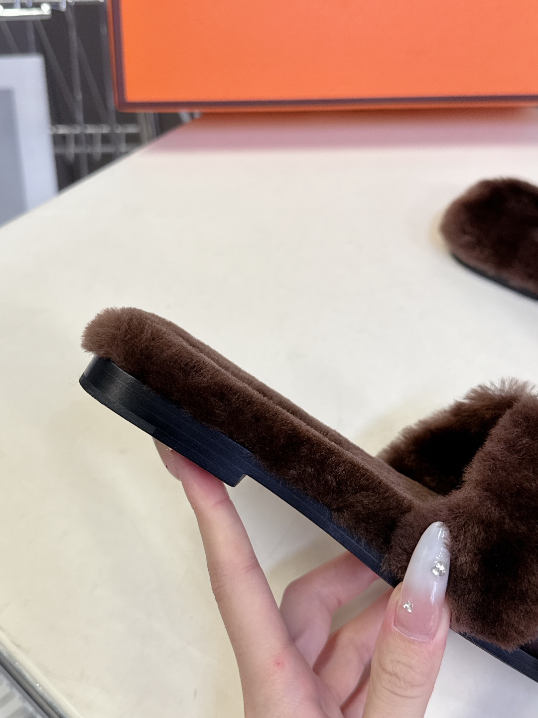 Hermes爱马仕经典kelly扣H拖 高定版本 经典常青树系列单品 面料 ：皮毛一体🐑毛 包中底料 ：