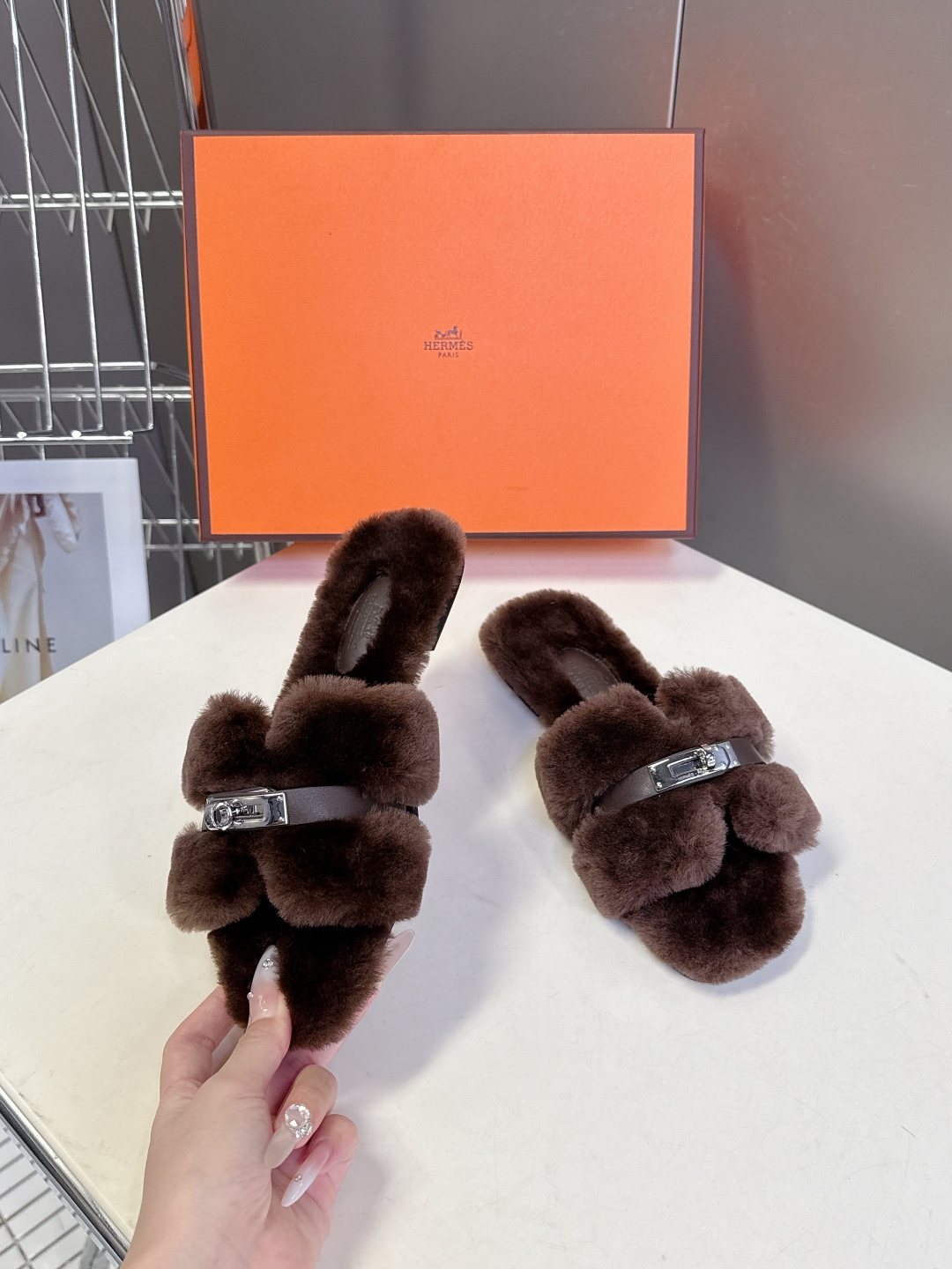 Hermes爱马仕经典kelly扣H拖 高定版本 经典常青树系列单品 面料 ：皮毛一体🐑毛 包中底料 ：