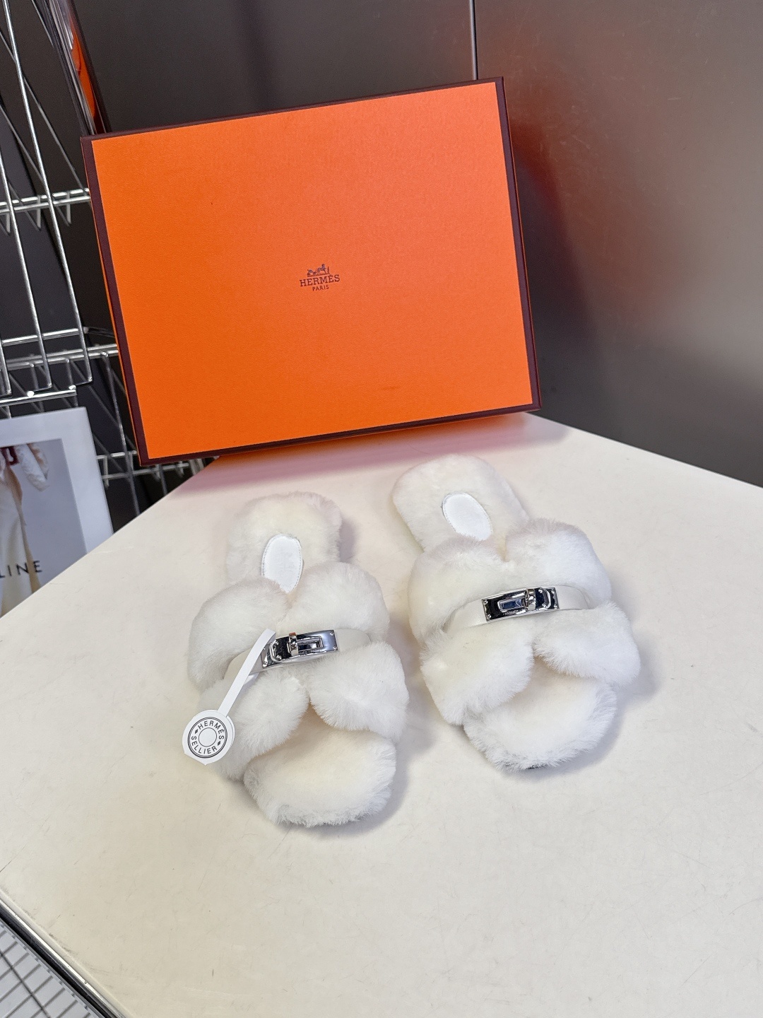 Hermes爱马仕经典kelly扣H拖 高定版本 经典常青树系列单品 面料 :皮毛一体🐑毛 包中底料 :