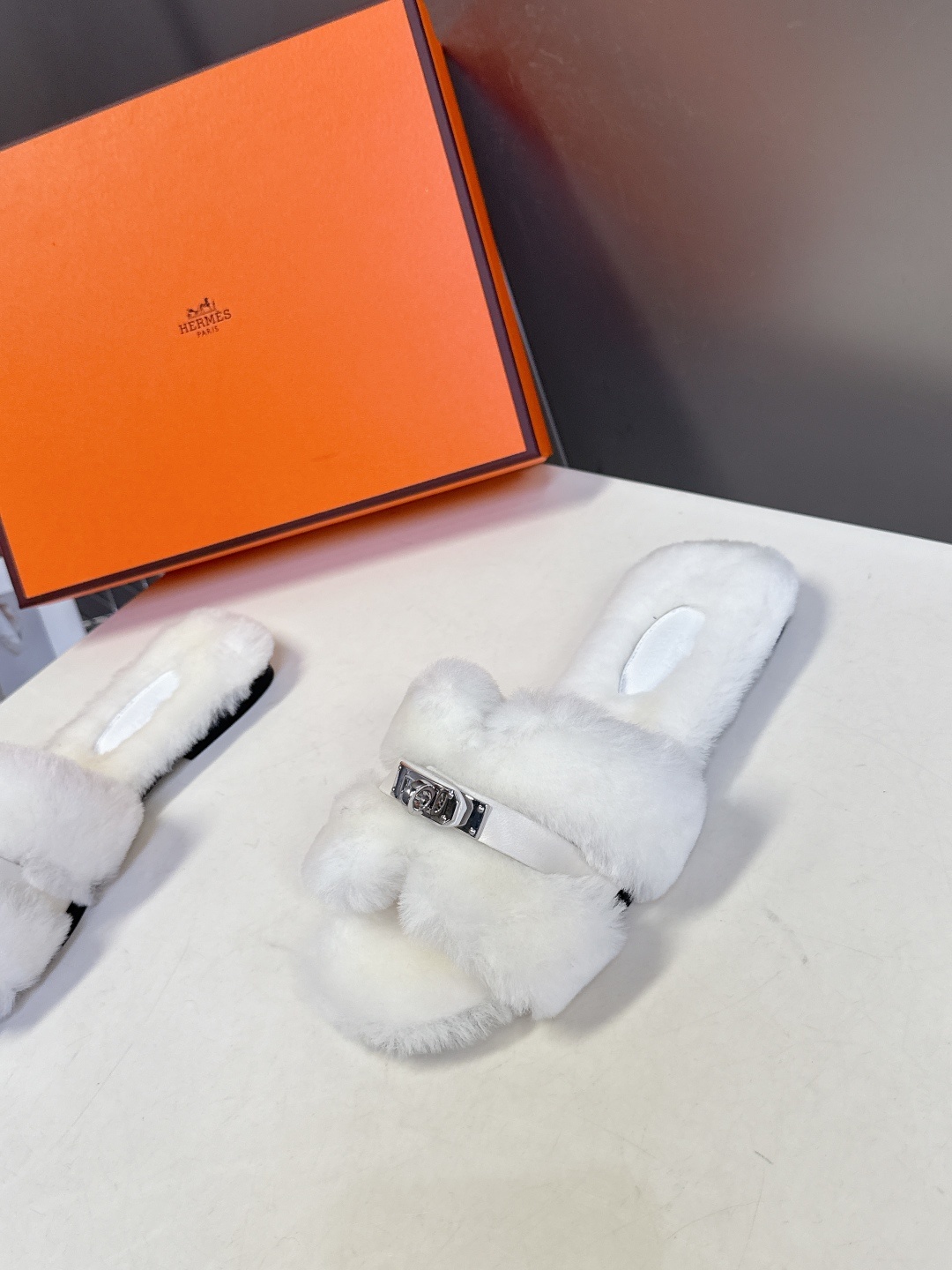 Hermes爱马仕经典kelly扣H拖 高定版本 经典常青树系列单品 面料 :皮毛一体🐑毛 包中底料 :