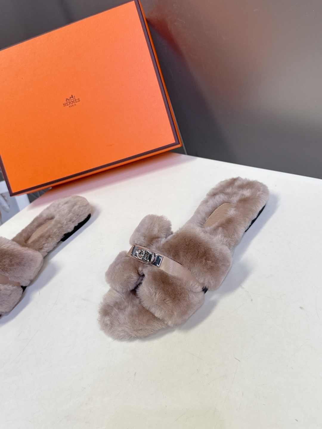 Hermes爱马仕经典kelly扣H拖 高定版本 经典常青树系列单品 面料 ：皮毛一体🐑毛 包中底料 ：