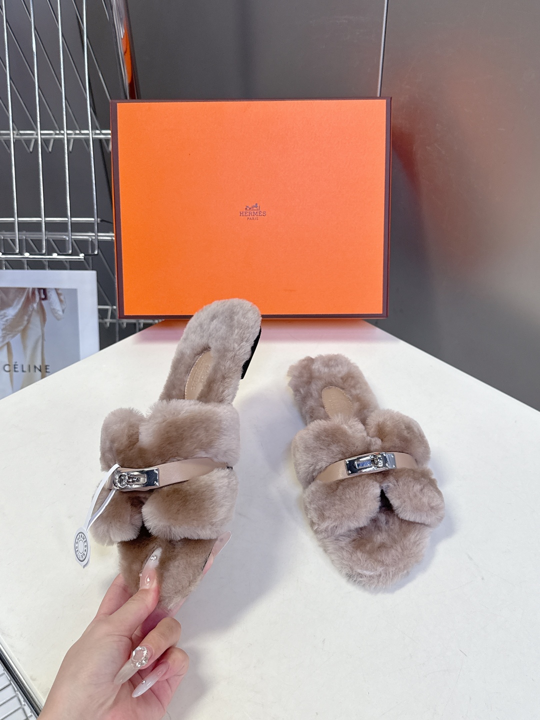 Hermes爱马仕经典kelly扣H拖 高定版本 经典常青树系列单品 面料 ：皮毛一体🐑毛 包中底料 ：