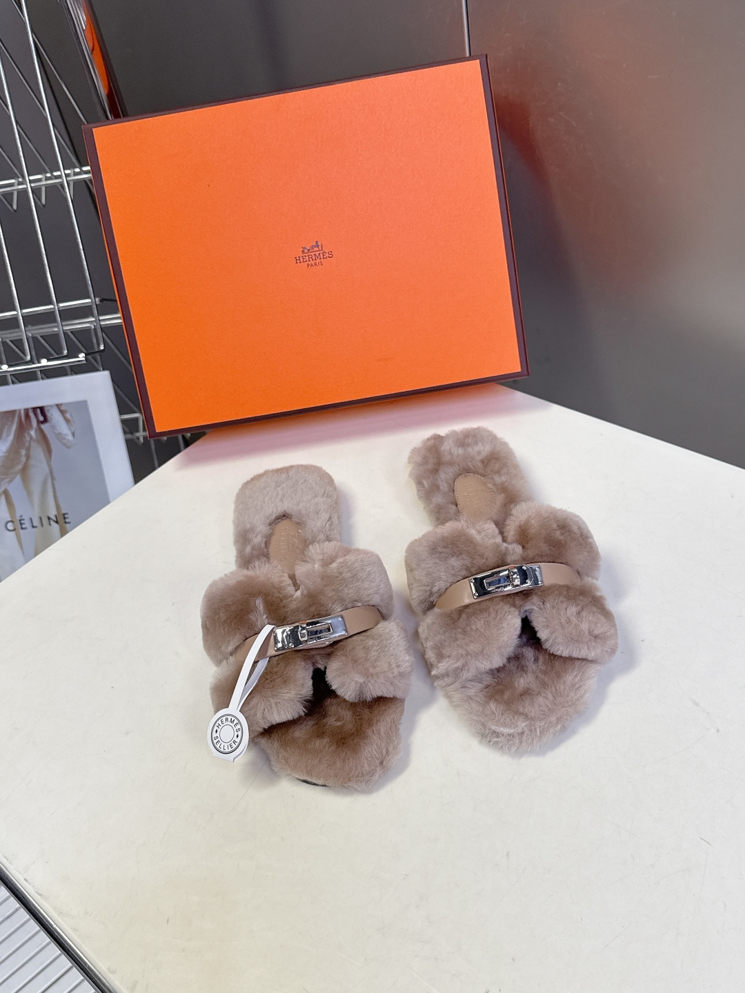 Hermes爱马仕经典kelly扣H拖 高定版本 经典常青树系列单品 面料 ：皮毛一体🐑毛 包中底料 ：