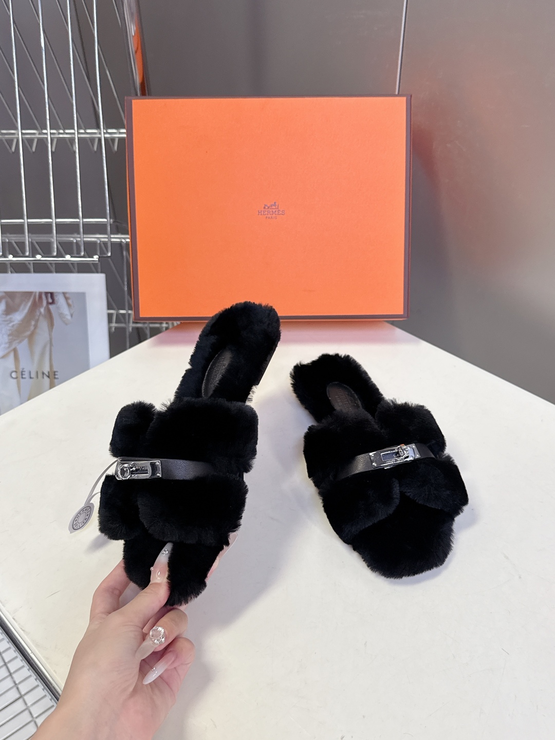 Hermes爱马仕经典kelly扣H拖 高定版本 经典常青树系列单品 面料 ：皮毛一体🐑毛 包中底料 ：
