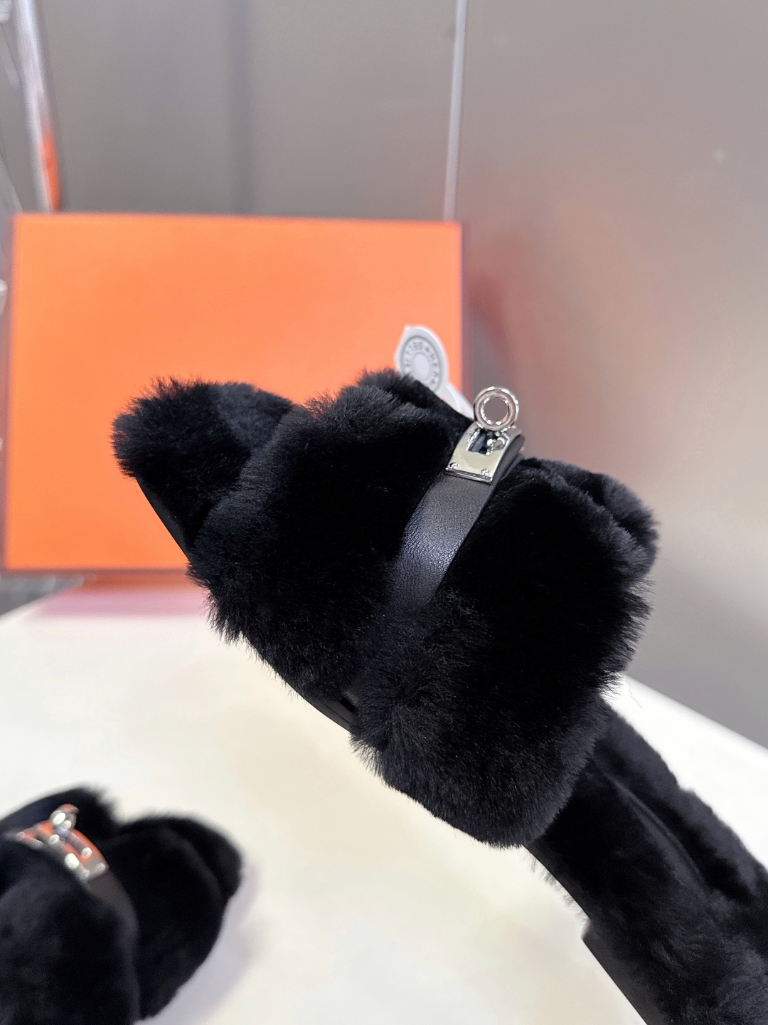 Hermes爱马仕经典kelly扣H拖 高定版本 经典常青树系列单品 面料 ：皮毛一体🐑毛 包中底料 ：