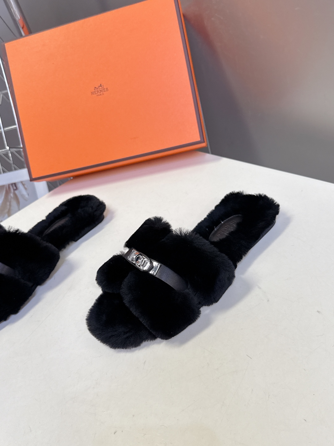 Hermes爱马仕经典kelly扣H拖 高定版本 经典常青树系列单品 面料 ：皮毛一体🐑毛 包中底料 ：