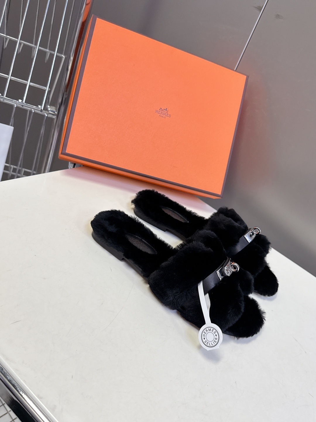Hermes爱马仕经典kelly扣H拖 高定版本 经典常青树系列单品 面料 ：皮毛一体🐑毛 包中底料 ：