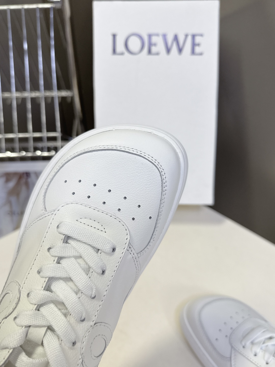 LOEWE罗意威秋冬最新情侣款 绑带复古英伦风小白鞋 原版购入开发，细节处理到位。这将是引爆早秋的第一款