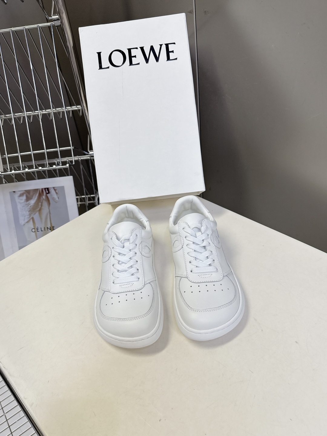 LOEWE罗意威秋冬最新情侣款 绑带复古英伦风小白鞋 原版购入开发，细节处理到位。这将是引爆早秋的第一款