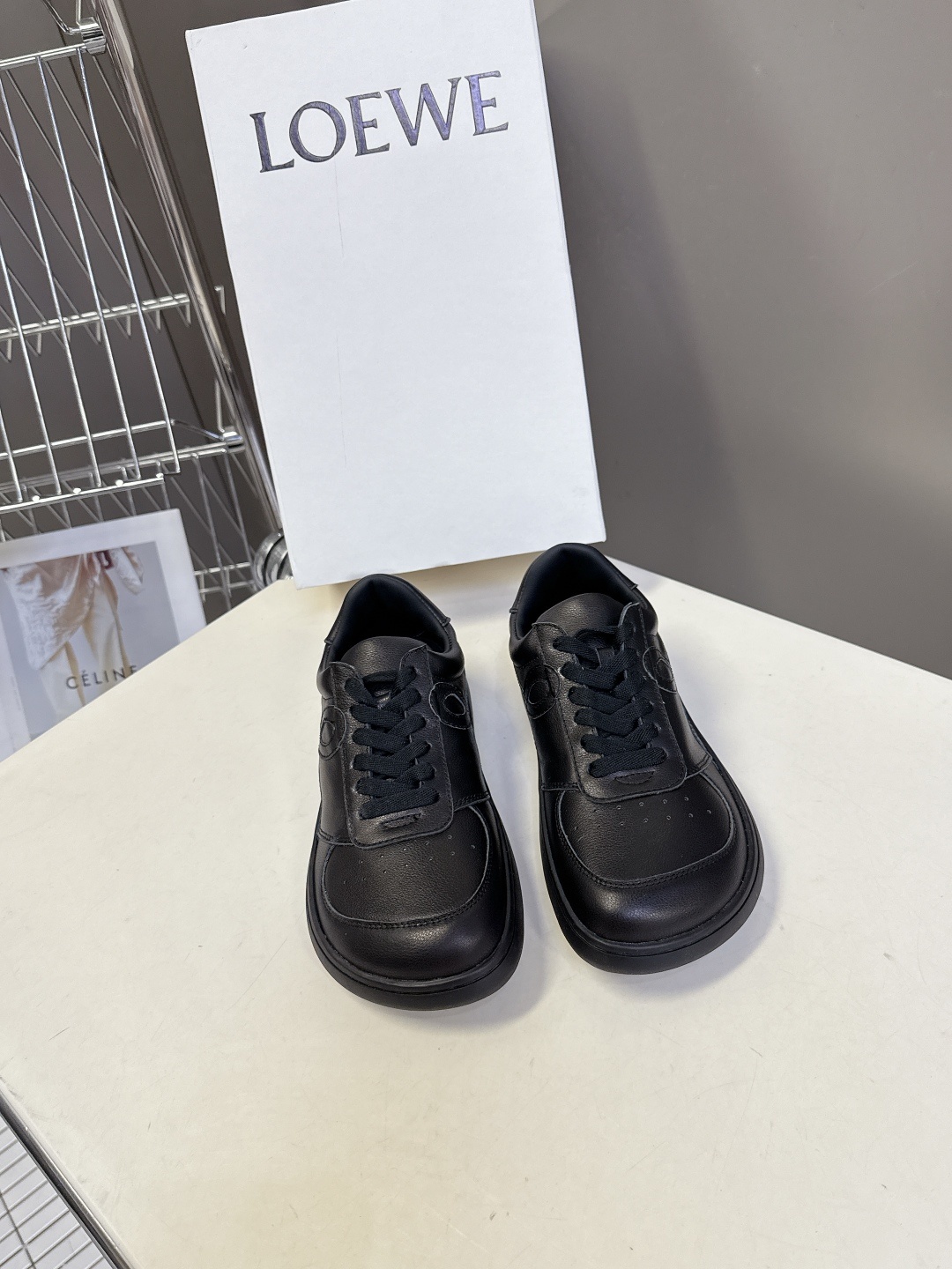 LOEWE罗意威秋冬最新情侣款 绑带复古英伦风小白鞋 原版购入开发,细节处理到位。这将是引爆早秋的第一款