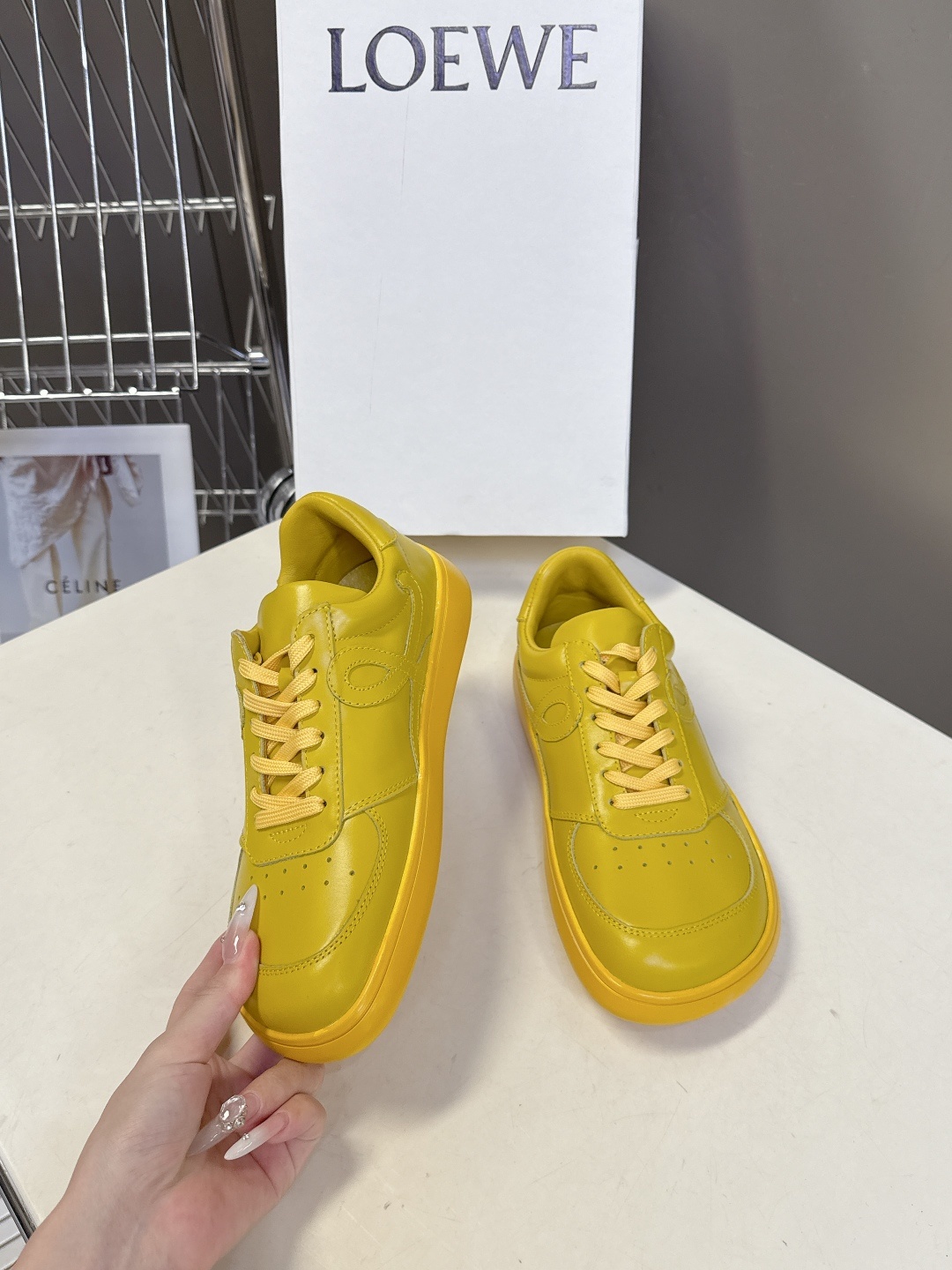 LOEWE罗意威秋冬最新情侣款 绑带复古英伦风小白鞋 原版购入开发,细节处理到位。这将是引爆早秋的第一款