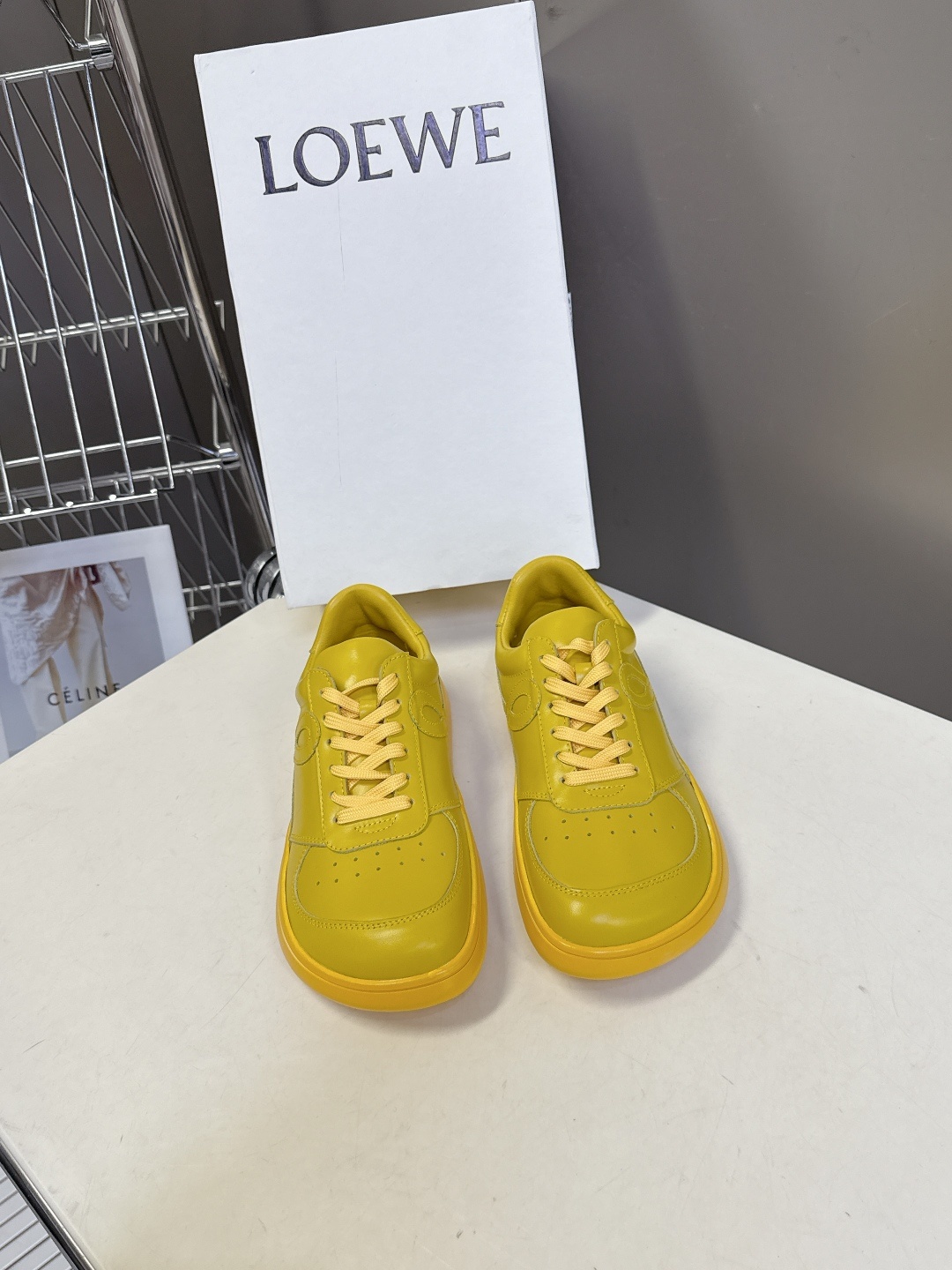 LOEWE罗意威秋冬最新情侣款 绑带复古英伦风小白鞋 原版购入开发,细节处理到位。这将是引爆早秋的第一款