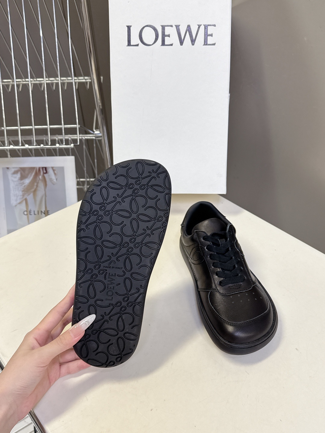 LOEWE罗意威秋冬最新情侣款 绑带复古英伦风小白鞋 原版购入开发,细节处理到位。这将是引爆早秋的第一款
