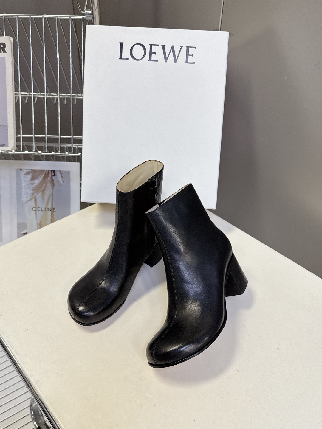 LOEWE罗意威2025秋冬最新款时装靴 超多明星时尚博主种草 简约大气时髦 耐看不过时 是时尚圈永不退