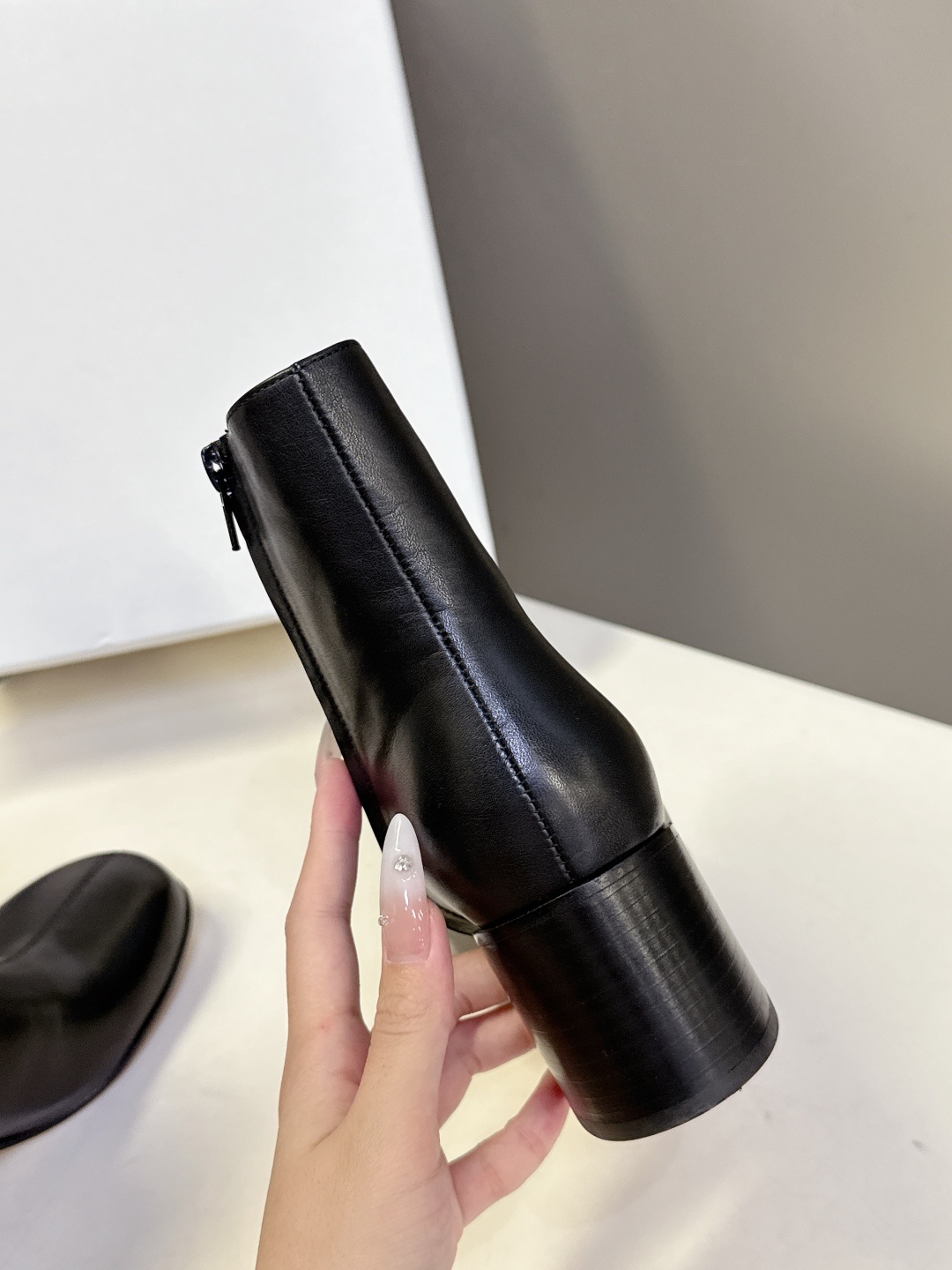 LOEWE罗意威2025秋冬最新款时装靴 超多明星时尚博主种草 简约大气时髦 耐看不过时 是时尚圈永不退
